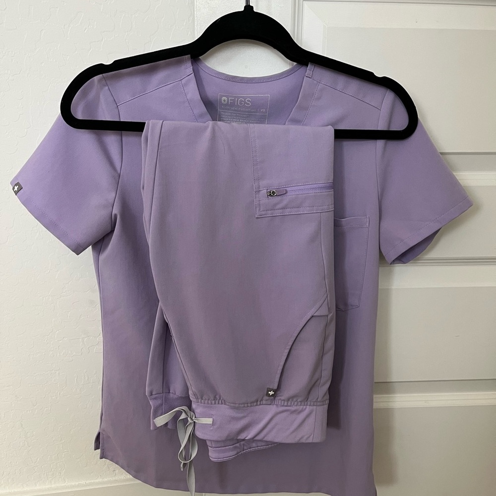 Lavender dew figs scrub set xs petite Zamora joggers Catrina top xxs